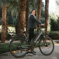 VÉLO VTC ÉLECTRIQUE VIENA CADRE BAS -Vélos De Route Soldes velo vtc electrique viena cadre bas 3 600x600 1